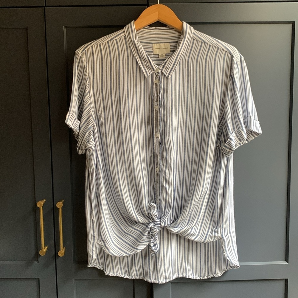 Blue and White Short Sleeve AE Button Down. Tied/High-Low Hem. Size L.